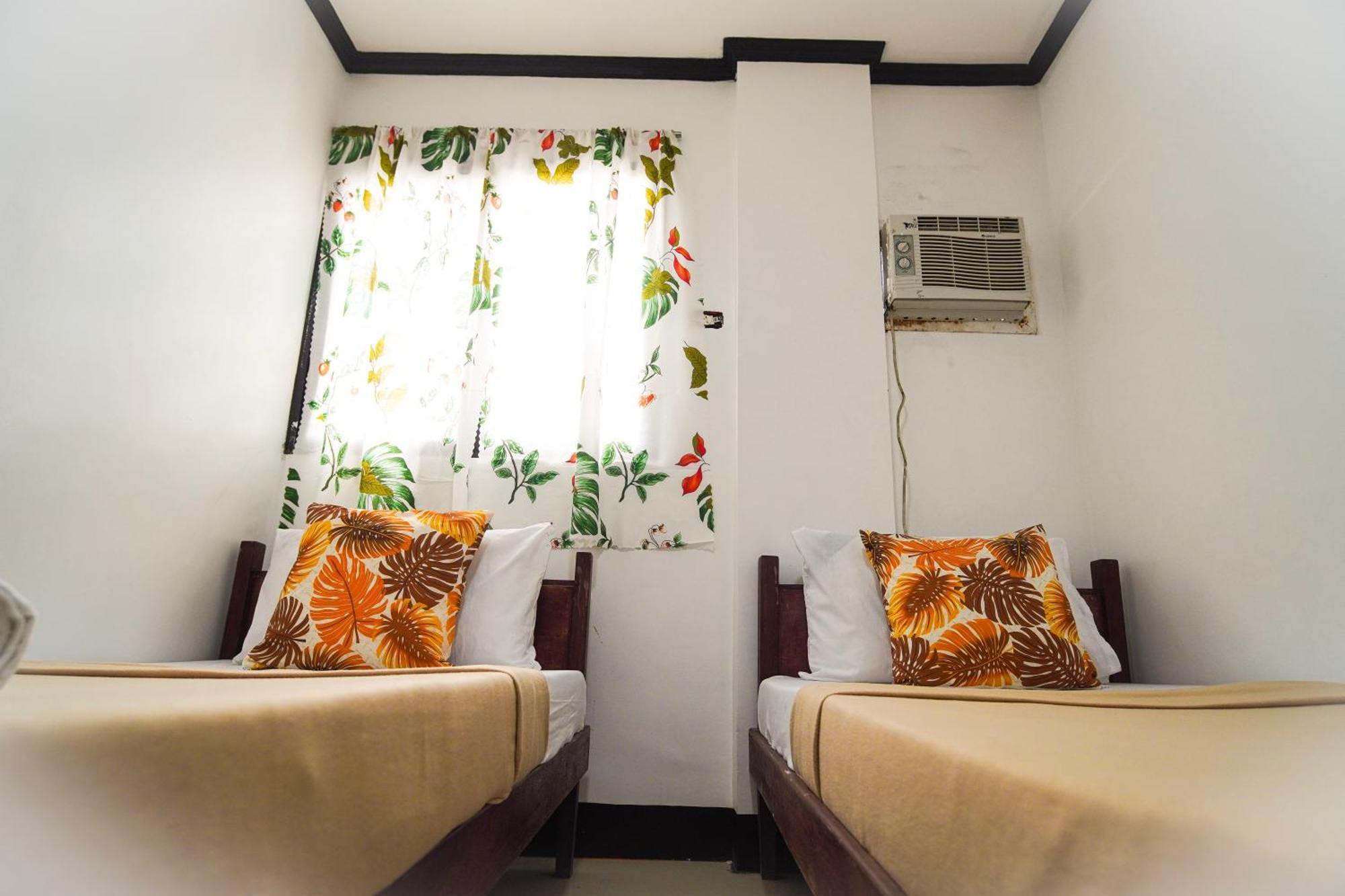 Amparo'S Tourist Inn - Coron Esterno foto